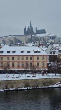 Prag Güzel Kış Günü, Prag Şatosu Arka planda.