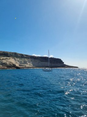 Sakin, kristal berrak okyanusun kayalık kıyılarla buluştuğu engebeli Tenerife kıyı şeridinin nefes kesici manzarası.. 