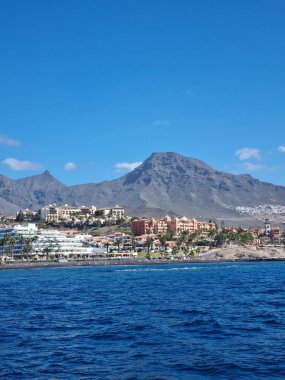 Tenerife çevresinde, berrak okyanus suları ve bulutsuz gökyüzü ile çevrili ve adaları hayret verici bir şekilde gösteren muhteşem Teide volkanı manzaralı huzurlu bir yat yolculuğuna çıkın..