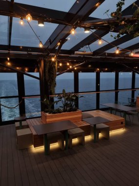 Helsinki ve Tallinn arasındaki feribotta rahat bir oturma alanı, yumuşak ışıklandırması ve modern tasarımı var. Baltık Denizi 'nde rahatlamak ve yolculuğun tadını çıkarmak için mükemmel bir yer..