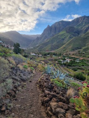 Agate ve Lomo de San Pedro, Tenerife 'den Valle de la Orotava' nın nefes kesici manzarası dramatik dağları, yemyeşil vadiyi ve açık havada keşfetmek için mükemmel bir gökyüzünü gözler önüne seriyor..