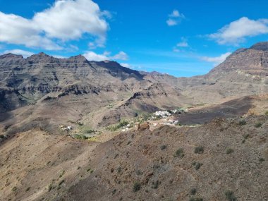 Tenerife 'den El Molino de Viento aşağıdaki vadide küçük bir köyle birlikte büyüleyici bir dağ manzarası sunuyor. Hepsi canlı mavi gökyüzünün altında, doğa severler için mükemmel..