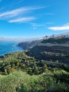 Puerto de la Cruz, Tenerife 'nin batı kıyısında nefes kesici bir manzara. Bu manzara Kanarya Adaları 'nın doğal güzelliğini ve tarım zenginliğini gözler önüne seriyor..