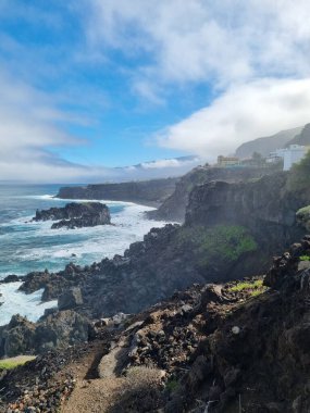Kanarya Adaları 'nın Atlantik Okyanusu kıyısında büyüleyici plajlar, kristal berrak sular ve dramatik uçurumlar sunar. Rahatlamak ve açık hava maceraları için mükemmeldir..