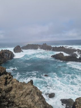 Charko del Viento, Tenerife: engebeli uçurumlarla dolu dramatik kıyı şeridi, kayalık kıyılara çarpan vahşi okyanus dalgaları. 