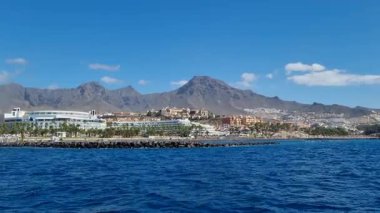 Huzurlu bir yat gezisi Tenerife kıyısı boyunca, sakin mavi sularla çevrili Teide yanardağının nefes kesici manzarasıyla, ve parlak, berrak gökyüzü, adaları doğal güzellikleri yakalıyor.
