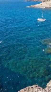 Kanarya Adaları 'ndaki Cala de las Tortugas' ın, derin mavi suları ve engebeli uçurumları olan el değmemiş bir körfez görüntüsü.. 