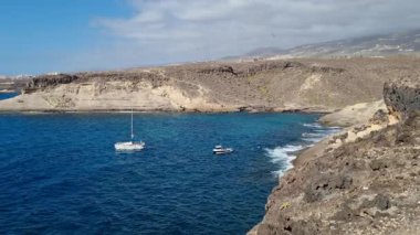 Kanarya Adaları 'ndaki pitoresk Cala de las Tortugas kristal berrak suları ve küçük tekneleriyle sessiz bir koy sergiliyor..