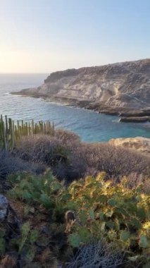 Playa de los Morteros, Kanarya Adaları 'nda engebeli uçurumları ve sakin bir sahil koyuyla gizli bir sahil cennetidir..