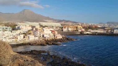 Tenerife 'de güzel bir körfez manzarası, sakin sularda yelken açan bir yat ve Teide volkanının arka planına karşı kurulmuş büyüleyici bir sahil kasabası, mükemmel bir sahil kenarı inzivası sunuyor..