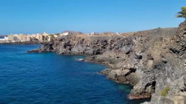 Tenerife 'nin güney kıyısında yer alan Costa del Silencio, deniz manzarası ve engebeli kıyı şeridi hakkında çarpıcı bilgiler sunuyor.. 