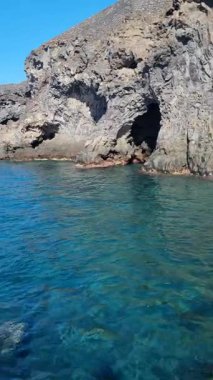 Costa del Silencio, Tenerife, Kanarya Adaları 'ndaki güzel kayalık kıyı şeridi ve sakin okyanus manzarasıyla tanınır.. 
