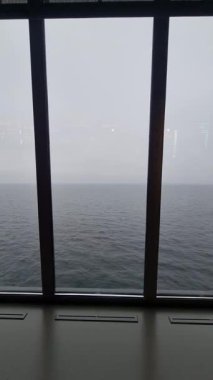 Helsinki 'den Tallinn' e giden bir feribot kulübesinin iç manzarası, sakin okyanus manzaralı büyük bir pencere içeriyor.. 