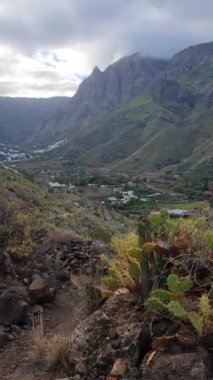 Agate ve Lomo de San Pedro 'nun güzel manzarası Tenerife' deki Valle de la Orotava 'nın panoramik bir perspektifini sunuyor..