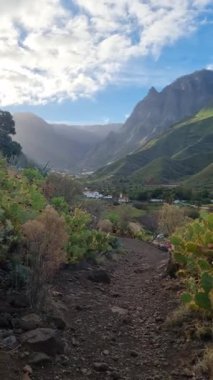 Agate ve Lomo de San Pedro 'dan manzaralı bir manzara, Valle de la Orotava' nın yeşil bitki örtüsü, dramatik dağlar ve Tenerife 'de mükemmel bir yürüyüş noktası..