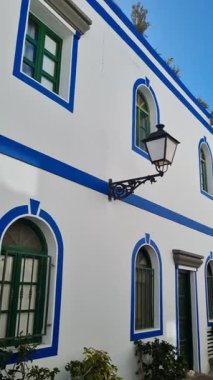 Kanarya Adaları 'nda beyaz duvarlı ve mavi aksanlı geleneksel evler.