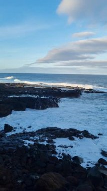 Tenerife 'nin vahşi ve dramatik kıyı şeridi. Okyanus dalgalarının volkanik kayalıklara şiddetle çarptığı odak noktası Charco del Viento..