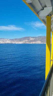 Gran Canaria ve Tenerife arasındaki feribottan nefes kesici bir manzara, kristal berrak sular ve uzaktan görünen Tenerife 'nin yüksek dağları.