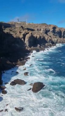 Kanarya Adaları 'nın Atlantik kıyıları büyüleyici plajlar, berrak sular ve dramatik uçurumlar sunuyor. Tropik bir cennette hem macera hem de rahatlama arayanlar için mükemmel..