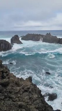 Tenerife 'nin dramatik kıyı şeridi, Charco del Viento, berrak gökyüzünün altında okyanusun çarpıcı manzarasıyla volkanik kayalara çarpan güçlü dalgaları barındırır..