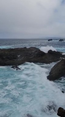 Charco del Vientos, Tenerife 'deki sahil güzelliği. Okyanus gücünün volkanik kayalarla buluştuğu yer. Güneşin altında büyüleyici ve evcilleştirilmemiş bir plaj yaratıyor..
