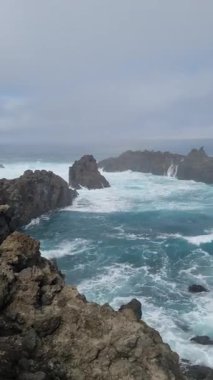 Charco del Viento, Tenerifes engebeli kıyı şeridi, okyanus dalgalarının volkanik kayalıklara çarptığı yer, hayranlık uyandıran doğal bir manzara yaratıyor..