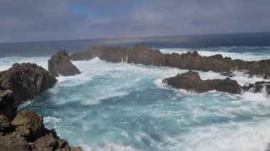 Charco del Viento, okyanusların volkanik kayalara çarptığı yer.