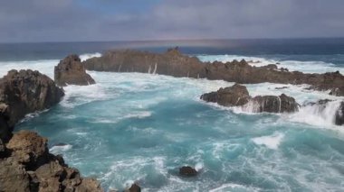 Okyanusların volkanik kayalara çarptığı Tenerifes Charco del Viento 'nun nefes kesici manzarası kıyı şeridi boyunca dramatik manzaralar yaratır..