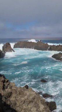 Fırtına sırasında Tenerife 'de Charko del Viento kayalık kıyılara çarpan dramatik dalgalar sergiliyor. Çalkantılı deniz doğanın ham gücünü vurgular..