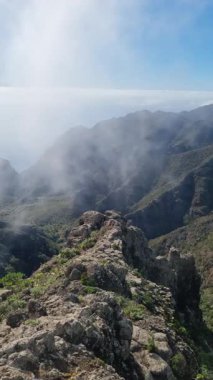 Tenerife, Kanarya Adaları 'ndaki Anaga Parkı' nın çarpıcı panoramik manzarası..