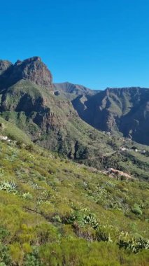 Tenerife, Kanarya Adaları 'ndaki Anaga Parkı' nın göz kamaştırıcı manzaralarını keşfedin. Puslu dağların yemyeşil vadilerle buluştuğu, yürüyüş ve doğa meraklılarına huzurlu bir ortam sunduğu..