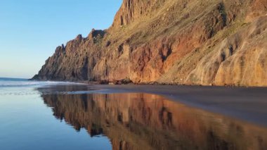 La playa de las Gaviotas, Tenerife 'de siyah volkanik kumu olan popüler çıplaklar plajı.