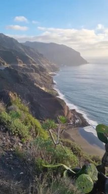 Dağların denizle buluştuğu Kanarya Adaları 'nın engebeli kıyı şeridinin çarpıcı manzarası..
