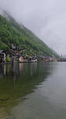 Yağmurlu havalarda, Avusturya Hallstatt Gölü Hallstatt köyünün görünümü
