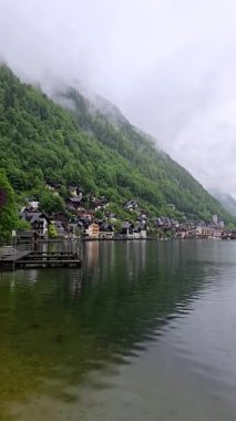 Yağmurlu havalarda, Avusturya Hallstatt Gölü Hallstatt köyünün görünümü