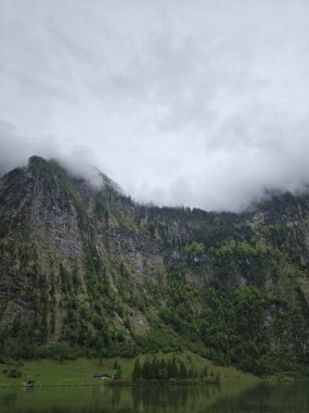 Obersee kıyısında kırsal bir ahşap ev. Berchtesgaden Ulusal Parkı, Bavyera Alpleri, Yukarı Bavyera, Almanya.