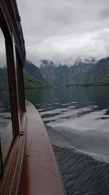 Koenigssee, Bavyera 'daki ahşap tekneden görüntü. 