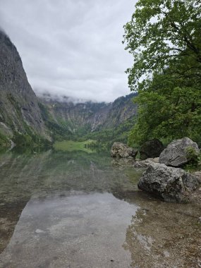 Berchtesgaden Alpleri 'ndeki Knigssee' nin arkasındaki Obersee, kristal yansımaları ve sessizliğiyle Yukarı Bavyera 'nın en huzurlu ve çarpıcı dağlık göllerinden biridir..