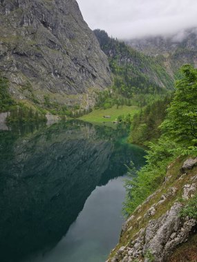 Yukarı Bavyera 'daki Obersee Gölü Bavyera Alpleri' nin mutlak sessizliğini yansıtır. Berchtesgaden Ulusal Parkı 'nda Knigssee' nin yanından geçmiş..