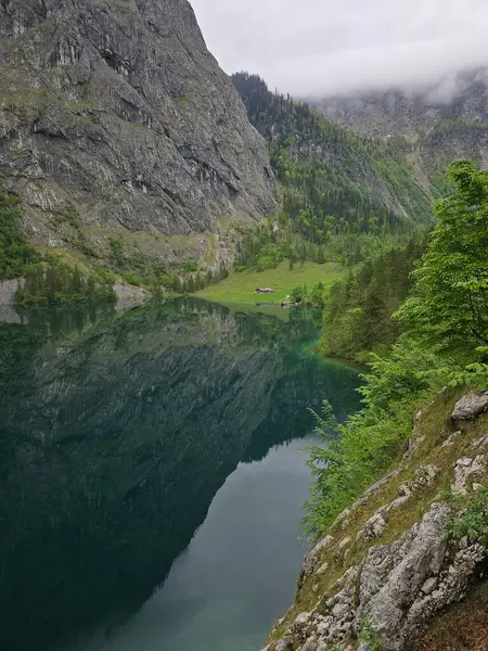 Yukarı Bavyera 'daki Obersee Gölü Bavyera Alpleri' nin mutlak sessizliğini yansıtır. Berchtesgaden Ulusal Parkı 'nda Knigssee' nin yanından geçmiş..
