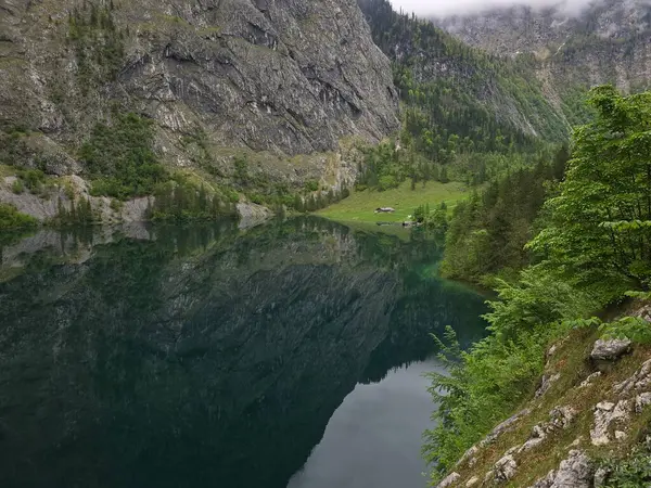  Berchtesgaden Ulusal Parkı 'ndaki Obersee Alp Gölü' nde sessizlik