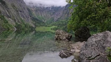 Obersee Gölü, Berchtesgaden Ulusal Parkı 'ndaki Alpleri yansıtır. Güney Alman doğal cennetinde huzurlu bir kaçış..