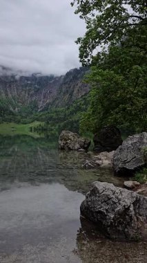 Bavyera Alplerindeki Obersee Gölü yüzeyin altında görünen çakıl taşlarıyla kristal berraklığında su sergiliyor..