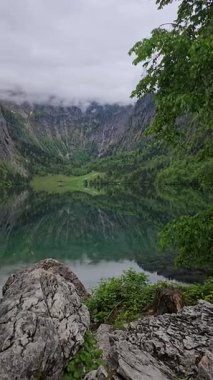  Obersee Gölü 'nün nefes kesici güzelliği, Almanya' nın Bavyera Alpleri 'ndeki Berchtesgaden Ulusal Parkı' na kurulmuştur.. 