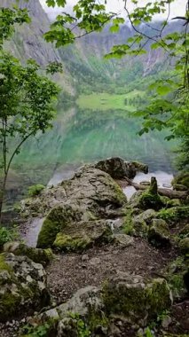 Berchtesgaden Ulusal Parkı 'ndaki Knigssee yakınlarındaki ikinci göl olan Obersee' de, Bavyera Alpleri 'nde barışçıl alp yansımaları ve el değmemiş güzellikler görülür..