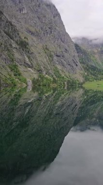 Berchtesgaden Ulusal Parkı 'ndaki Knigssee yakınlarında bulunan Obersee, Bavyera Alplerinin kristal gibi yansımalarını sunuyor. Yukarı Bavyera, Almanya 'da barışçıl bir geri çekilme.