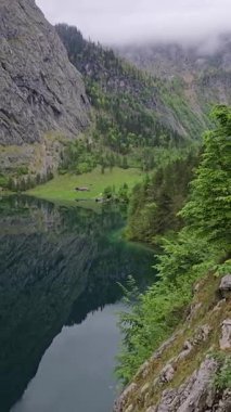 Berchtesgaden Ulusal Parkı 'ndaki Obersee Gölü' nün manzarası yükseldi. Bavyera Alpleri tarafından çerçevelenen kristal berrak su Yukarı Bavyera 'da çarpıcı bir alp manzarası yaratır..