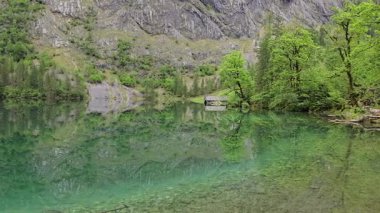 Obersee 'nin Zümrüt Suları' ndaki kayıkhane, Berchtesgaden Ulusal Parkı, Yukarı Bavyera.