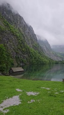 Obersee Gölü 'ndeki kayıkhane, kristal berrak su ve bereketli dağlık arazi. Berchtesgaden Milli Parkı, Bavyera, Almanya 'da manzara.