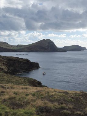 Balık çiftliği halkaları Ponta de So Loureno, Madeira yakınlarındaki açık Atlantik 'te yüzer.. 